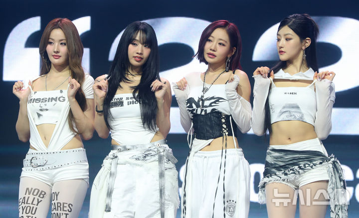 [서울=뉴시스] 김혜진 기자 = 그룹 키스오브라이프(왼쪽부터 벨, 나띠, 쥴리, 하늘)가 9일 오후 서울 광진구 예스24라이브홀에서 열린 네 번째 미니앨범 '224'(투투포) 쇼케이스에서 포즈를 취하고 있다. 2025.06.09. jini@newsis.com