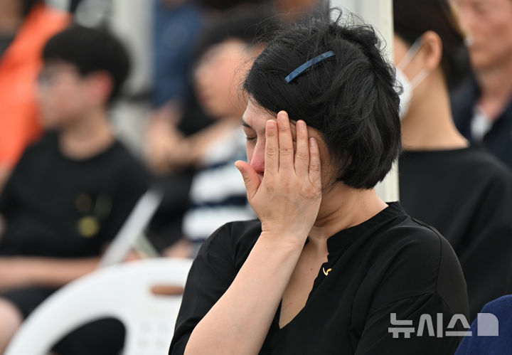 [광주=뉴시스] 박기웅 기자 = 광주 동구 학동 재개발 4구역 철거 붕괴 참사 4주기를 맞은 9일 오후 광주 동구청사 앞에서 추모식이 열린 가운데 한 유가족이 눈물을 훔치고 있다. 2025.06.09. pboxer@newsis.com
