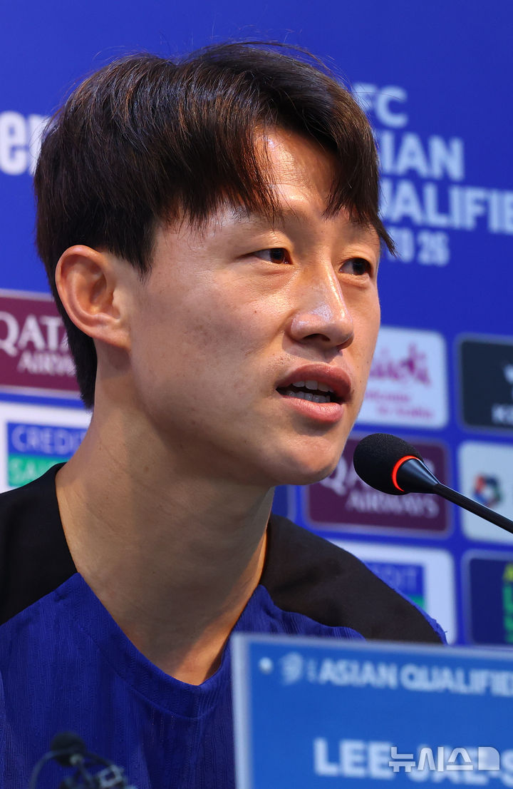 [서울=뉴시스] 박주성 기자 = 9일 서울 마포구 서울월드컵경기장에서 대한민국 축구대표팀 이재성 선수가 내일 있을 2026 국제축구연맹(FIFA) 북중미 월드컵 아시아 3차 예선 조별리그 B조 10차전 쿠웨이트전 훈련 전 기자회견을 하고 있다. 2025.06.09. park7691@newsis.com