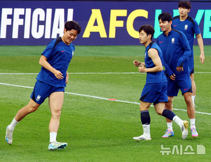 [서울=뉴시스] 박주성 기자 = 지난 9일 서울 마포구 서울월드컵경기장에서 대한민국 축구대표팀 오현규(왼쪽부터), 이강인, 양현준, 배준호가 내일 있을 2026 국제축구연맹(FIFA) 북중미 월드컵 아시아 3차 예선 조별리그 B조 10차전 쿠웨이트전을 대비해 훈련을 하고 있다. 2025.06.09. park7691@newsis.com