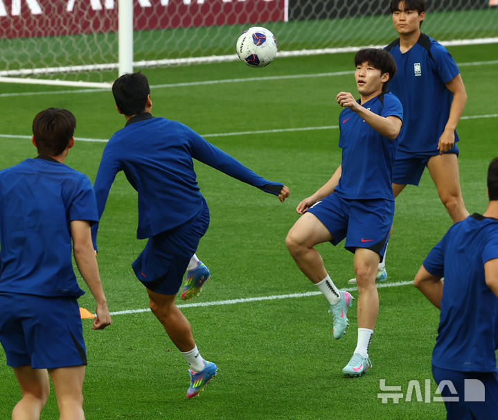 [서울=뉴시스] 박주성 기자 = 지난 9일 서울 마포구 서울월드컵경기장에서 대한민국 축구대표팀 배준호와 선수들이 내일 있을 2026 국제축구연맹(FIFA) 북중미 월드컵 아시아 3차 예선 조별리그 B조 10차전 쿠웨이트전을 대비해 훈련을 하고 있다. 2025.06.09. park7691@newsis.com