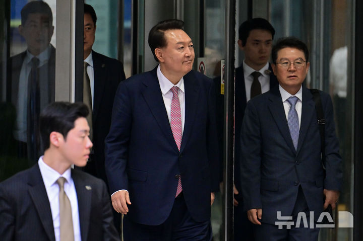[서울=뉴시스] 사진공동취재단 = 윤석열 전 대통령이 9일 오후 서울 서초구 중앙지방법원에서 열린 내란 우두머리 혐의, 직권남용 권리행사방해 혐의 사건 6차 공판을 마친 후 취재진의 질문을 받으며 법원을 나서고 있다. 2025.06.09. photo@newsis.com
