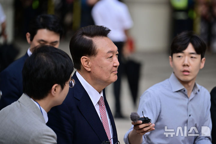 [서울=뉴시스] 사진공동취재단 = 윤석열 전 대통령이 9일 오후 서울 서초구 중앙지방법원에서 열린 내란 우두머리 혐의, 직권남용 권리행사방해 혐의 사건 6차 공판을 마친 후 취재진의 질문을 받으며 법원을 나서고 있다. 2025.06.09. photo@newsis.com