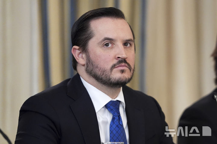 [워싱턴=AP/뉴시스] 테일러 부도위치 백악관 부비서실장이 지난 6월 9일(현지 시간) 미 워싱턴DC에서 열린 미국 투자 원탁회의에 참석해 있다. 액시오스에 따르면 트럼프 대통령의 오랜 측근인 그는 이달 말 백악관을 떠나 민간 부문으로 돌아갈 예정이다. 2025.09.25.