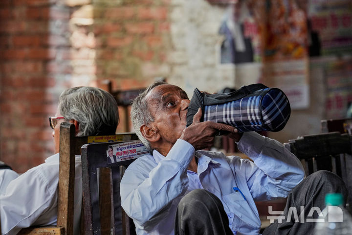 [인도=AP/뉴시스] 10일(현지 시간) 인도 북부 우타르프라데시 주 프라야그라지에서 한 노인이 물을 마시며 더위를 식히고 있다. 2025.06.12.