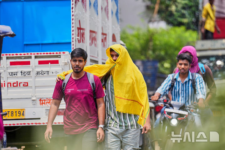 <font style="vertical-align: inherit;"><font style="vertical-align: inherit;">[인도=AP/뉴시스] 10일(현지 시간) 인도 북부 우타르프라데시 주 프라야그라지에서 시민들이 얼굴에 천을 쓴 채 더위를 피하고 있다. 2025.06.12.</font></font>