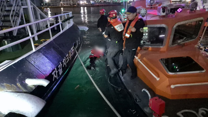 [부산=뉴시스] 부산해경에 구조되는 30대 여성 익수자. (사진=부산해경 제공) 2025.06.10. photo@newsis.com   *재판매 및 DB 금지