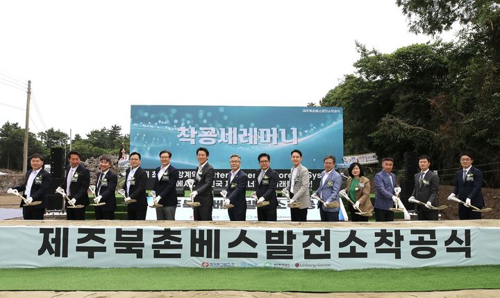 [울산=뉴시스] 9일 제주시 조천읍 북촌리에서 열린 제주 북촌 배터리 에너지저장장치(BESS) 발전사업 착공식에서 진명기 제주특별자치도 행정부지사, 김한규 국회의원(제주시을), 권명호 한국동서발전 사장, 김호민 제주에너지공사 사장, 양성우 에퀴스에너지코리아 대표 등이 첫 삽을 뜨고 있다. (사진=한국동서발전 제공) 2025.06.10.  photo@newsis.com *재판매 및 DB 금지