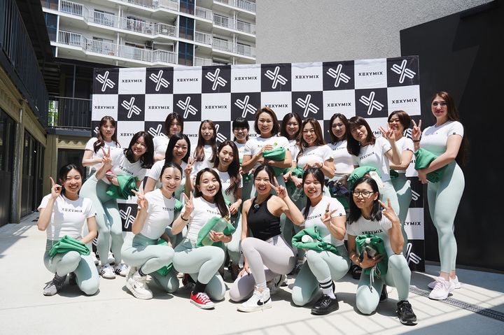 젝시믹스가 1일 일본 오사카에서 개최한 필라테스 클래스 참석자들이 기념사진을 촬영하고 있다.(사진=젝시믹스 제공) *재판매 및 DB 금지