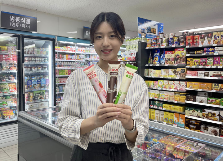[서울=뉴시스]GS리테일이 운영하는 편의점 GS25가 서울우유와 손잡고 여름철 입맛을 겨냥한 '서울우유 아이스크림' 3종을 출시한다고 10일 밝혔다.(사진=GS리테일 제공) *재판매 및 DB 금지