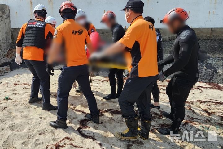 [제주=뉴시스] 10일 오전 제주시 구좌읍 해안가에서 변사체가 발견돼 소방당국이 수습에 나서고 있다. (사진=제주소방안전본부 제공) 2025.06.10. photo@newsis.com