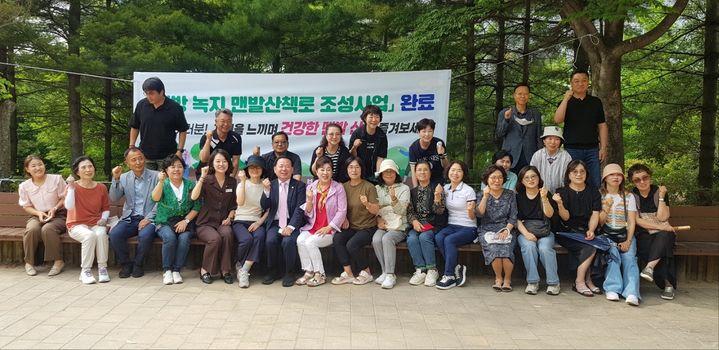 [창원=뉴시스] 강경국 기자 = 경남 창원시 성산구 대방동 일원에서 대방 녹지 맨발산책로 황톳길 준공식이 진행되고 있다. (사진=창원시의회 제공). 2025.06.10. photo@newsis.com *재판매 및 DB 금지