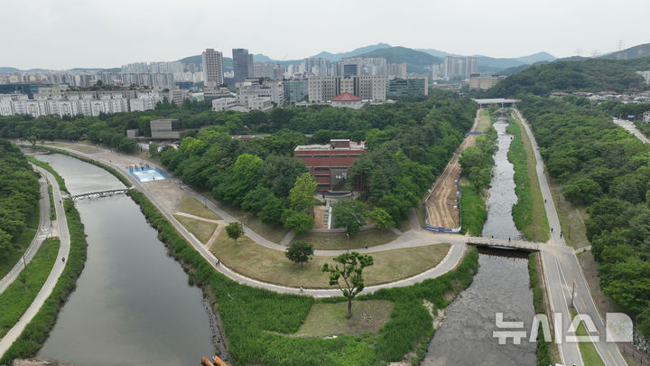 [성남=뉴시스] 탄천과 동막천 합류 지점에 있는 성남 두물길 전경 (사진=성남시 제공) 2025.06.10.photo@newsis.com
