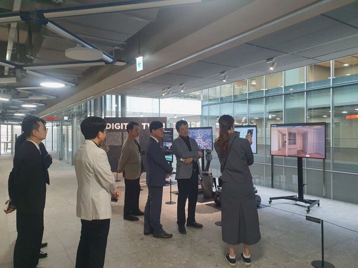 [거제=뉴시스] 신정철 기자= 거제시가 장목면 구영리 일원 171만㎡(52만여 평)에 조성될 기업혁신파크의 성공적인 조성을 위해 핵심 기업 유치에 박차를 가하고 있다.사진은 변광용 거제시장(사진, 가운데)이 지난달 28일, 경기도 성남시에 위치한 네이버 클라우드 본사를 직접 방문, 투자 유치 및 상호 협력 방안을 심도 있게 논의하고 있다.(사진=거제시 제공).2025.06.10. photo@newsis.com *재판매 및 DB 금지