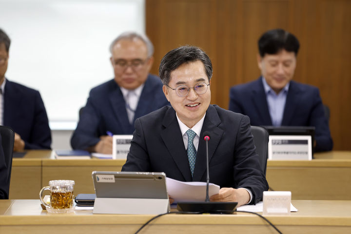 [수원=뉴시스] 10일 오전 경기도청 율곡홀에서 열린 6월 도정열린회의에서 김동연 경기도지사가 발언하고 있다. (사진=경기도 제공) 2025.06.10. photo@newsis.com *재판매 및 DB 금지
