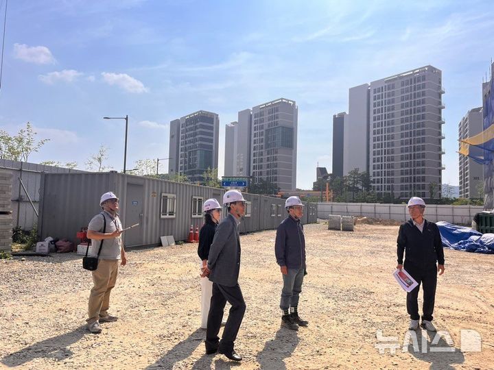 [여주=뉴시스]여주초등학교 신설 현장 점검(사진=여주교육지원청 제공) 2025.06.10.photo@newsis.com