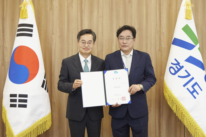 [수원=뉴시스] 10일 오전 경기도청 집무실에서 김동연 경기도지사가 강민석 대변인에게 임용장 수여 후 기념촬영을 하고 있다. (사진=경기도 제공) 2025.06.10. photo@newsis.com *재판매 및 DB 금지