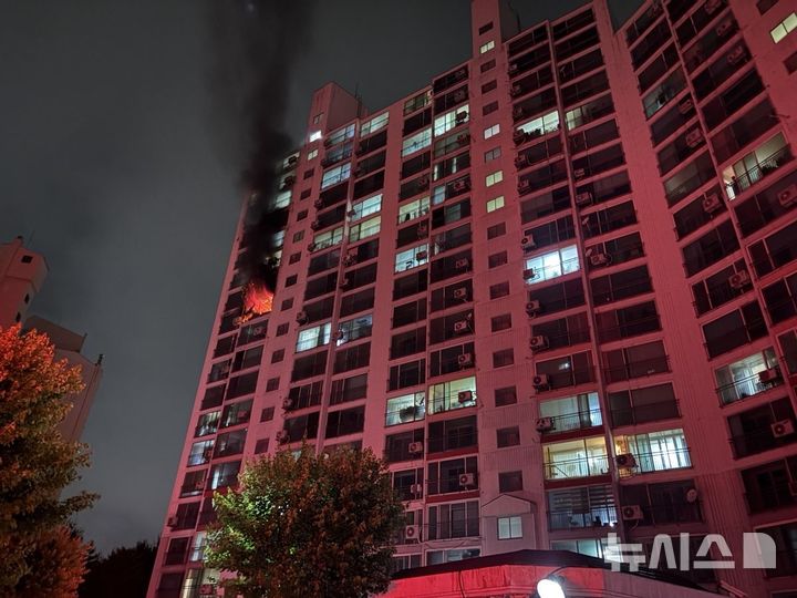 [김포=뉴시스] 정일형 기자= 김포 아파트 불. (사진=경기도소방재난본부 제공)