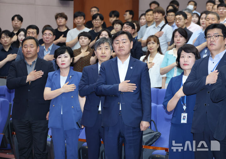 [전주=뉴시스] 10일 전북특별자치도청 공연장에서 열린 6월 소통의 날 행사에 김관영 전북특별자치도지사와 명사로 초청된 김재흠 지방공기업평가원 상임이사를 비롯한 청원들이 국민의례를 하고 있다. 2025.06.10 (사진= 전북자치도 제공) *재판매 및 DB 금지