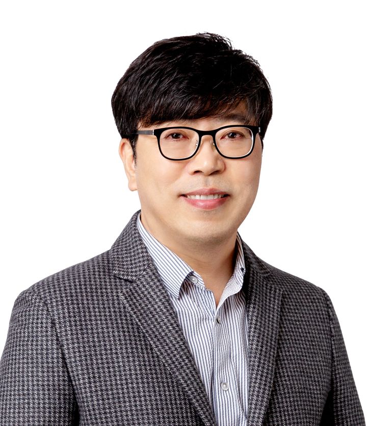 [서울=뉴시스]10일 차선용 SK하이닉스 미래기술연구원장(CTO·부사장)은 8~12일 닷새간 일본 교토에서 열린 반도체 회로·공정 기술 분야 학술대회 'IEEE VLSI 심포지엄 2025'을 통해 차세대 D램 기술 로드맵을 공식 발표했다. 그는 앞으로 열릴 10나노 이하 D램 공정에 새로운 기술을 적용해 30년간 D램 기술 진화를 지속할 수 있는 기반을 구축하겠다는 계획을 밝혔다. (사진=SK하이닉스 제공) photo@newsis.com  *재판매 및 DB 금지