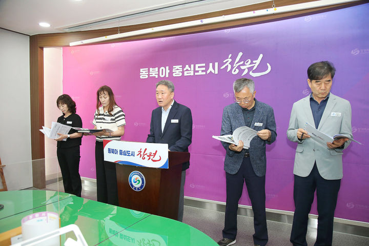 [창원=뉴시스] 강경국 기자 = 박현호 경남 창원시 푸른도시사업소장이 10일 마산합포구 서성동 성매매 집결지 단계적 철거 작업에 대해 브리핑을 하고 있다. (사진=창원시청 제공). 2025.06.10. photo@newsis.com *재판매 및 DB 금지