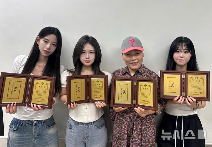 [창원=뉴시스]국립창원대 의류학과 김예린(왼쪽부터), 성지윤, 최경희, 박혜민 학생이 지난 3월 진해군항제 기간 '여좌천 로망스다리 의상 프로젝트'에 참여해 창원시로부터 받은 표창패를 들고 기념촬영하고 있다.(사진=국립창원대 제공) 2025.06.10. 