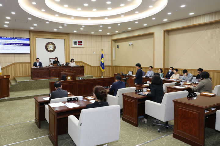 [울산=뉴시스] 구미현 기자 = 울산 동구의회는 10일 의회 의사당에서 김종훈 동구청장 등 관계 공무원이 참석한 가운데 제228회 제1차 정례회를 개회했다. (사진=울산 동구의회 제공) 2025.06.10. photo@newsis.com *재판매 및 DB 금지
