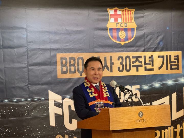 [서울=뉴시스] 윤홍근 제너시스BBQ 회장이 창사 30주년 기념 FC바르셀로나 초청 서울 매치에 대해 설명하고 있다. (사진=뉴시스) 2025.05.10. photo@newsis.com  *재판매 및 DB 금지