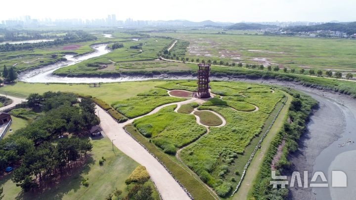 [시흥=뉴시스] 갯골생태공원 전경. (사진=시흥시 제공). 2025.06.10.photo@newsis.com