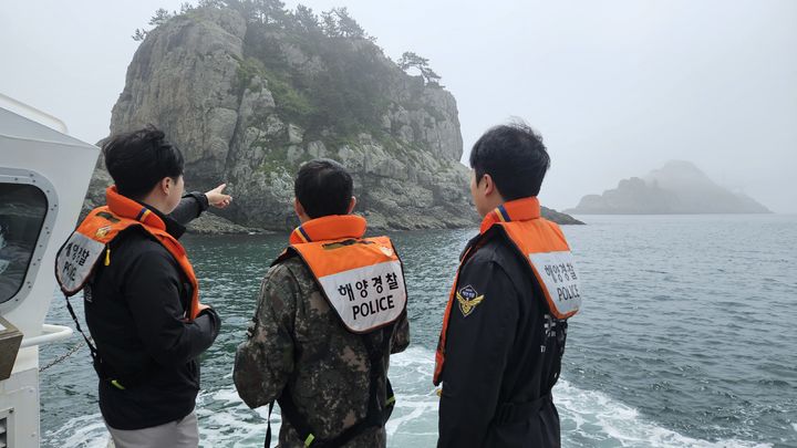 [부산=뉴시스] 10일 부산해양경찰서는 육군 53사단 18해안감시기동대대와 합동으로 국경 범죄 취약지를 점검하고 있다. (사진=부산해양경찰서 제공) 2025.06.10. photo@newsis.com *재판매 및 DB 금지