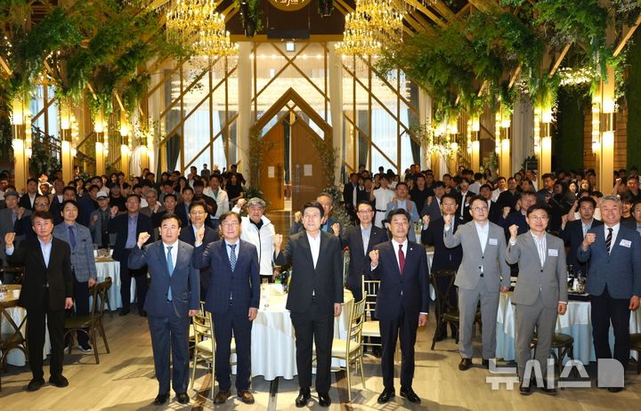 [포항=뉴시스] 송종욱 기자 = 지난달 9~12일 김천시 일원에서 '제63회 경북도민체전'이 열린 가운데 포항시가 종합 우승을 차지했다. 사진은 지난 9일 라메르웨딩컨벤션에서 열린 경북도민체전 포항시 선수단 해단식에서 이강덕 시장과 김일만 시의회 의장, 이재한 시 체육회장 등 경기단체 임원과 선수가 파이팅을 외치며 기념 촬영하는 모습. (사진=포항시 제공) 2025.06.10. photo@newsis.com