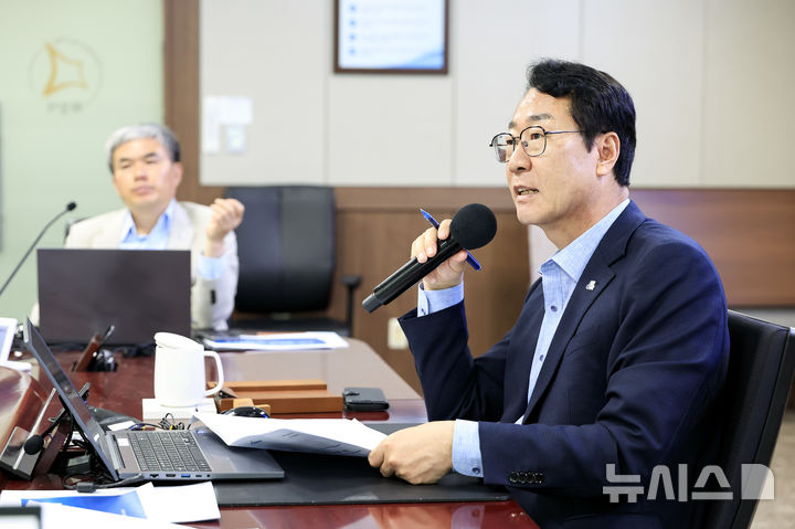[화성=뉴시스]정명근 화성시장이 9일 새 정부 출범에 따른 정책변화 대응을 위한 전략회의를 진행하고 있다.(사진=화성시 제공)2025.06.10.photo@newsis.com