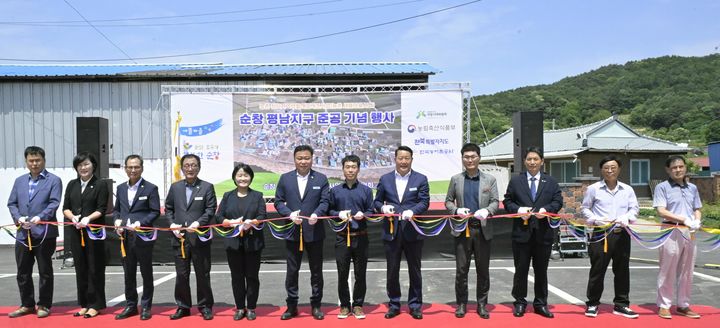 [정읍=뉴시스] 10일 순창군 적성면 평남마을에서 열린 '평남마을 농촌취약지역 생활여건 개조사업 준공식', 최영일 군수(왼쪽 여덟번째)와 손종석 군의장(왼쪽 여섯번째)을 비롯한 관계자들이 준공기념 테잎컷팅을 하고 있다. *재판매 및 DB 금지