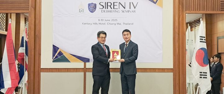 [대전=뉴시스] 이종욱 관세청 조사국장(오른쪽)이 9일 태국 치앙마이에서 열린 '제4차 한·태 마약 합동단속 성과보고회'를 마친 뒤 팍품 태국 관세총국 조사국장과 기념 촬영하고 있다. (사진=관세청 제공) 2025.06.10. photo@newsis.com  *재판매 및 DB 금지