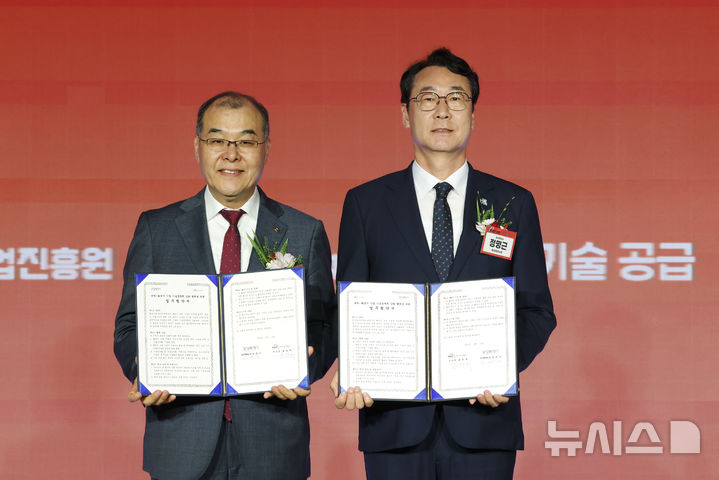 [화성=뉴시스]정명근 화성시장(사진 오른쪽)이 10일 수원과학대학교 신텍스에서 홍원화 한국연구재단 이사장과 '대학-화성시 기업 기술경쟁력 강화를 위한 업무협약'을 체결한 후 기념촬영을 하고 있다.(사진=화성시 제공)2025.06.10.photo@newsis.com