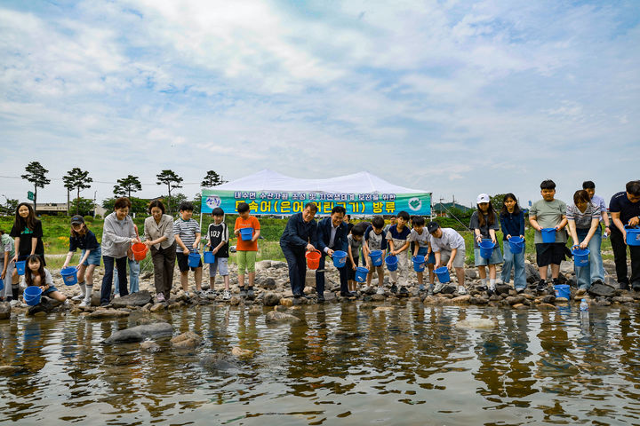 [산청=뉴시스] 산청군 은어 어린고기 방류 행사 (사진=산청군 제공) 2025. 06. 10. photo@newsis.com  *재판매 및 DB 금지