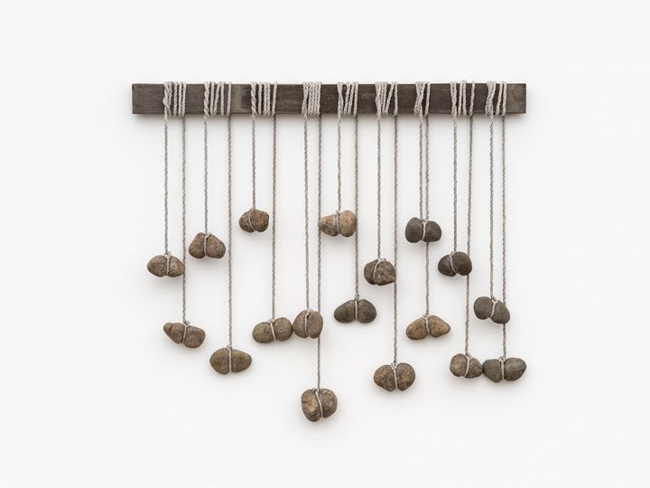 이승택, 고드랫돌, 1987, 나무, 돌, 노끈, 78 × 90 × 5 cm *재판매 및 DB 금지
