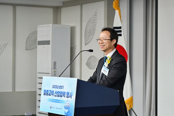 [서울=뉴시스] 10일 대전 인터시티 호텔에서 열린 ‘2025 절충교역 산업협력 행사’에서 강환석 방위사업청 차장이 발언을 하고 있다. (사진=방위사업청 제공) 2025.06.10. photo@newsis.com *재판매 및 DB 금지