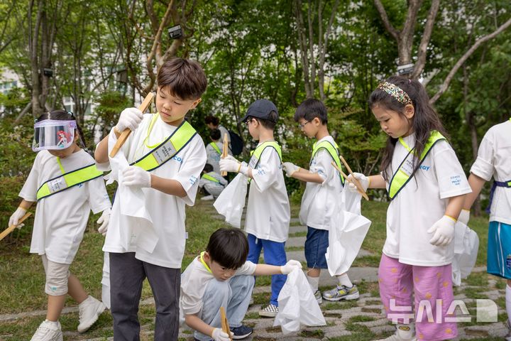 [서울=뉴시스] 코웨이, '2025 리버 플로깅 캠페인' 성료. (사진= 코웨이 제공)