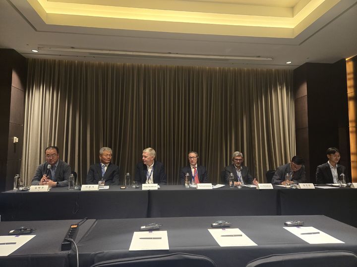 왼쪽부터 김학주 박사, 이창기 한국시멘트협회 부회장, 피터 호디노트 전 유럽시멘트협회장, 토마스 암스트롱 셈넷 회장, 삼표산업 장 미셸 전무, 김진만 공주대 교수, 김진효 변호사. *재판매 및 DB 금지