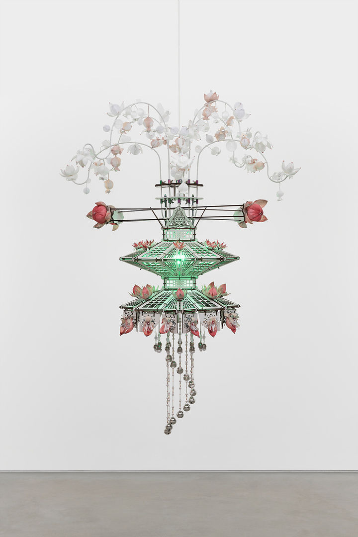 양혜규 〈황홀봉헌탑등恍惚奉獻塔燈 – 서리 홍련 이계화二界花〉 2025 Birch plywood, wood stain, PVD-coated fully threaded stainless steel bolts, PVD-coated stainless steel and stainless steel components, LED bulb, cable, aluminum wires, hinoki wood, alu-dibond, hanji, honeycomb paper balls, stainless steel chains, beads, urethane string, thread, leather cord, stainless steel bells, split rings, stainless steel wire rope 160 x 120 x 120 cm Courtesy of the artist and Kukje Gallery 사진: 안천호 이미지 제공: 국제갤러리 *재판매 및 DB 금지