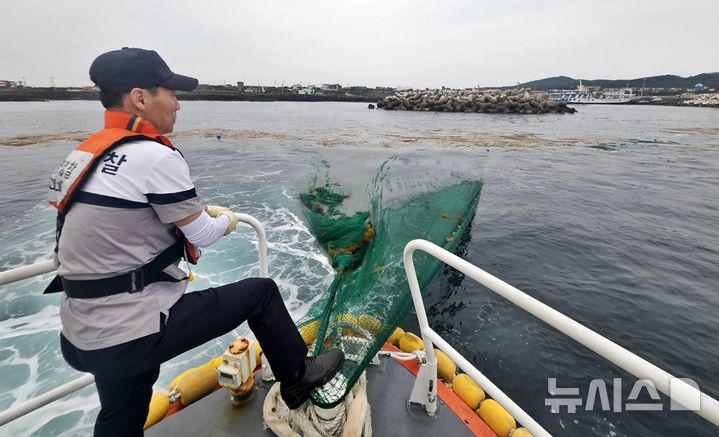 [제주=뉴시스] 서귀포해양경찰서가 지난달 제주 우도 천진항 해상에서 길이 200m, 폭 20m에 이르는 대형 폐그물을 발견하고 수거하고 있다. (사진=서귀포해양경찰서 제공) 2025.06.10. photo@newsis.com