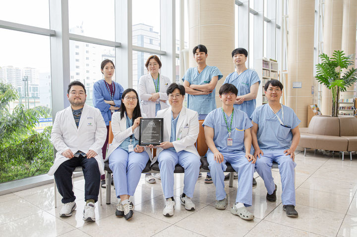 [부산=뉴시스] 부산대병원 ECMO팀이 세계에크모학회(ELSO) 플래티넘 센터 인증을 기념해 병원에서 단체 사진을 촬영하고 있다. (사진=부산대병원 제공) 2025.06.10. photo@newsis.com *재판매 및 DB 금지