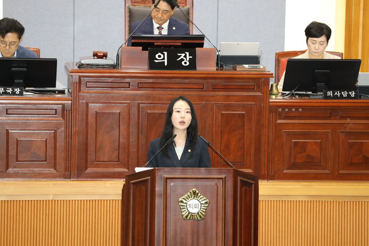 [울산=뉴시스] 10일 오후 울산 남구의회 의사당 5층 본회의장에서 제270회 제1차 정례회 1차 본회의가 열린 가운데 김예나 의원이 5분 자유발언을 통해 대형폐기물 배출 편의 개선을 위한 스마트 관리 시스템 도입을 촉구하고 있다. (사진=울산 남구의회 제공) 2025.06.10. photo@newsis.com *재판매 및 DB 금지
