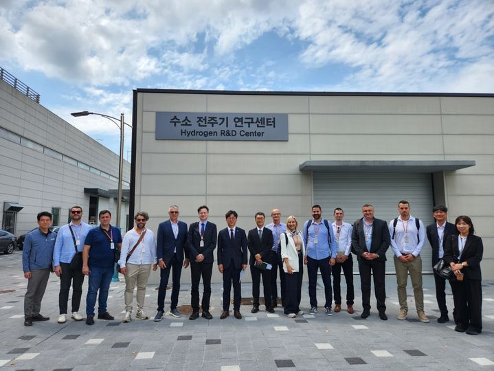 [세종=뉴시스] 한국수력원자력은 10일 세르비아 에너지부 및 전력청 등 세르비아의 주요 수소 유관기업 관계자 10여명이 중앙연구원에 위치한 수소 전주기 연구센터를 방문했다고 밝혔다. (사진=한수원 제공) 2025.06.10. photo@newsis.com *재판매 및 DB 금지