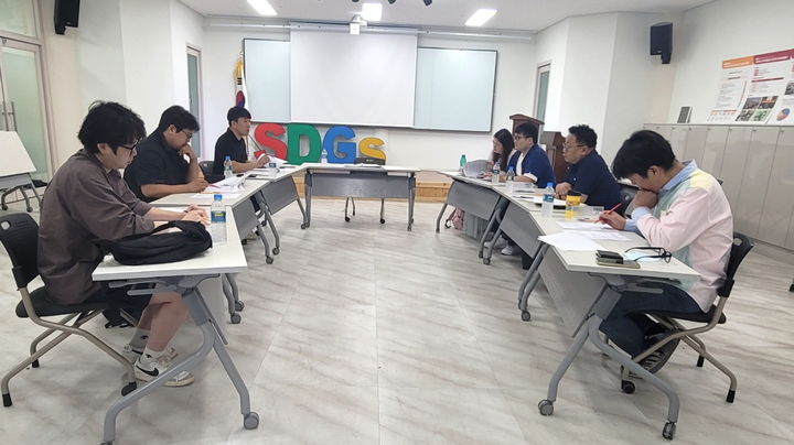 [창원=뉴시스] 강경국 기자 = 경남 창원시 관계자와 창원시 영상산업 활성화 지원 사업에 선정된 5편의 작품 제작자들이 10일 경남복합문화센터에서 간담회를 갖고 있다. (사진=창원시청 제공). 2025.06.10. photo@newsis.com *재판매 및 DB 금지