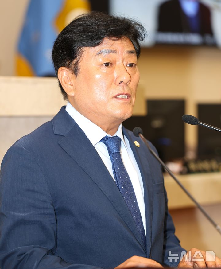 [포항=뉴시스] 송종욱 기자 = 더불어민주당 김만호 포항시의회 의원(우창·용흥동)은 10일 제324회 포항시의회 정례회에서 5분 자유발언을 통해 지역 학생들의 등하교 편의를 위해 시내버스 노선 개선이 절실하다고 주장했다. 사진은 김 의원의 5분 자유발언 모습. (사진=포항시의회 제공) 2025.06.10. photo@newsis.com  