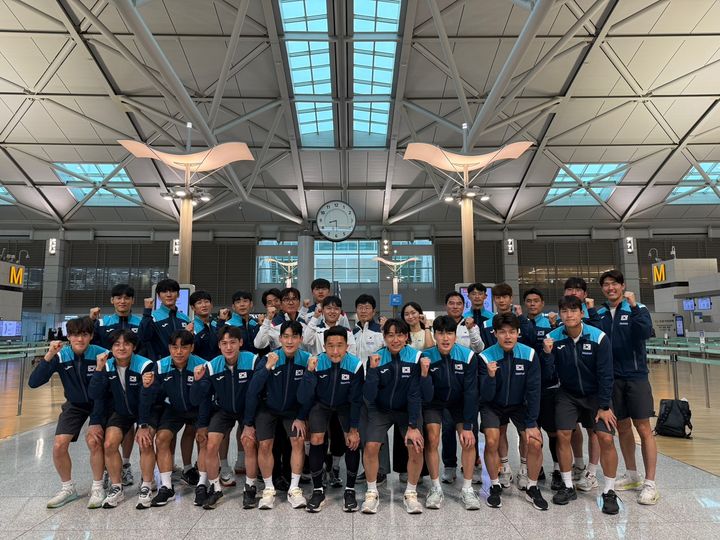 [서울=뉴시스] 남자 하키 국가대표팀, 공항 단체사진. (사진=대한하키협회 제공) *재판매 및 DB 금지