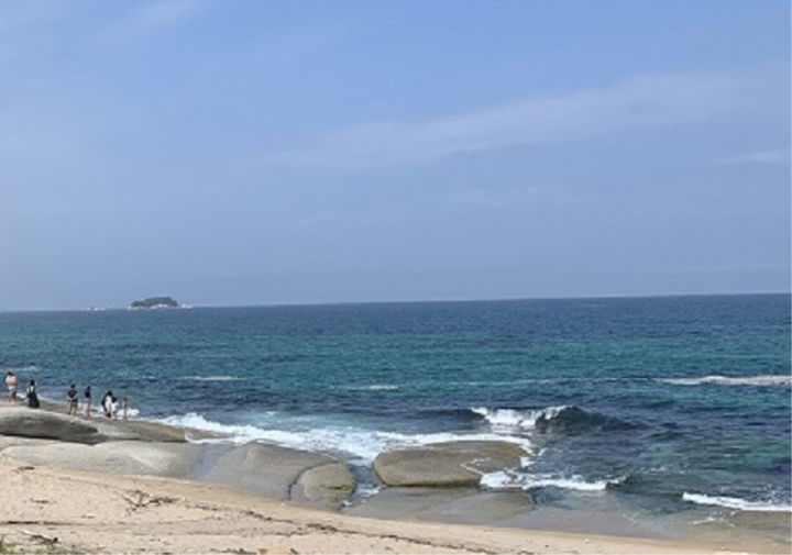 [춘천=뉴시스] 10일 강원특별자치도(도지사 김진태) 보건환경연구원은 이번 병원성 비브리오균 조사지역은 고성, 속초, 양양, 강릉, 동해, 삼척 등 동해안 6개 시군이며, 각 시군별로 외항과 내항 해수 2개 지점과 기수 1개 지점을 포함한 총 18개 지점에서 시료를 채취해 병원성 비브리오균 분석에 나선다고 밝혔다. 사진은 동해안의 한 해변 모습.으로 기사내용과  관련없음. *재판매 및 DB 금지