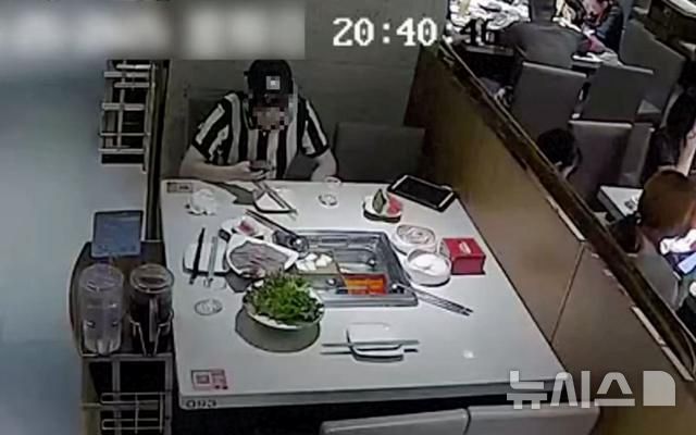 [뉴시스] 중국 상하이에서 직접 잡은 바퀴벌레를 식당의 음식에 넣은 뒤 협박을 통해 금전적 이득을 취한 남성이 식사를 하고 있다. (사진=펑파이신문) 2025.06.09. 